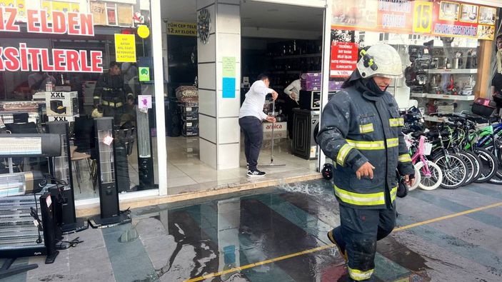 Antalya'da AVM'de yangın; itfaiye eri, solunum cihazı maskesini çalışana verdi -5