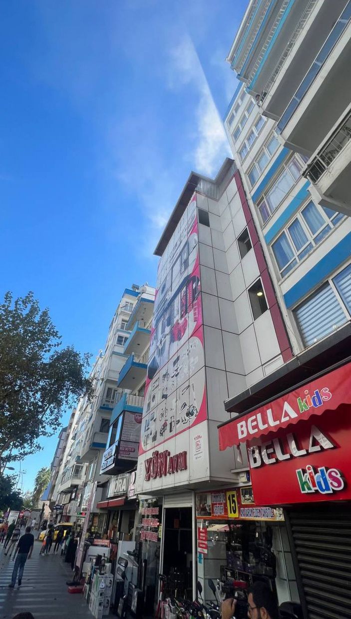 Antalya'da AVM'de yangın; itfaiye eri, solunum cihazı maskesini çalışana verdi -6