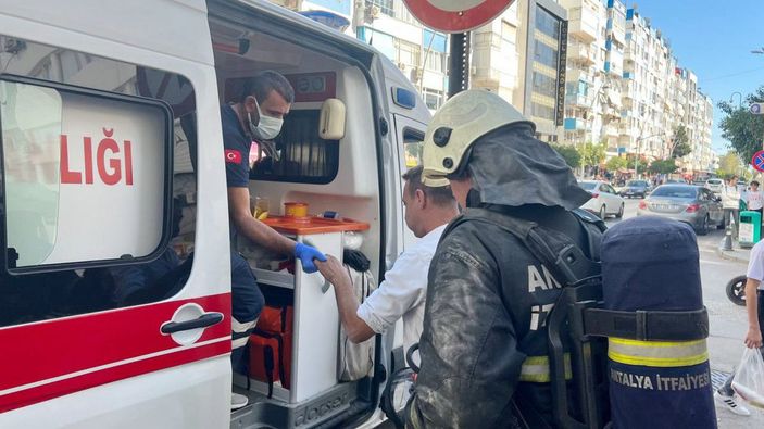Antalya'da AVM'de yangın; itfaiye eri, solunum cihazı maskesini çalışana verdi -4