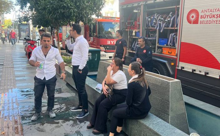 Antalya'da AVM'de yangın; itfaiye eri, solunum cihazı maskesini çalışana verdi -7