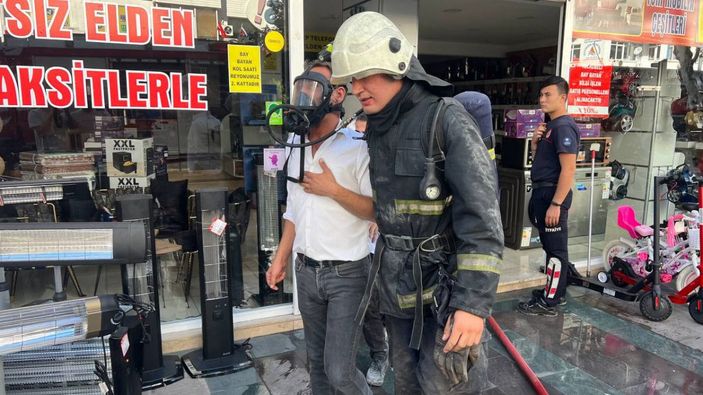 Antalya'da AVM'de yangın; itfaiye eri, solunum cihazı maskesini çalışana verdi -3
