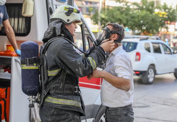 Antalya'da AVM'de yangın; itfaiye eri, solunum cihazı maskesini çalışana verdi -2