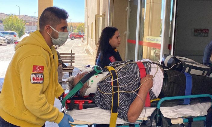 d Manisa'da otomobil, minibüse çarptı: 4 yaralı -5