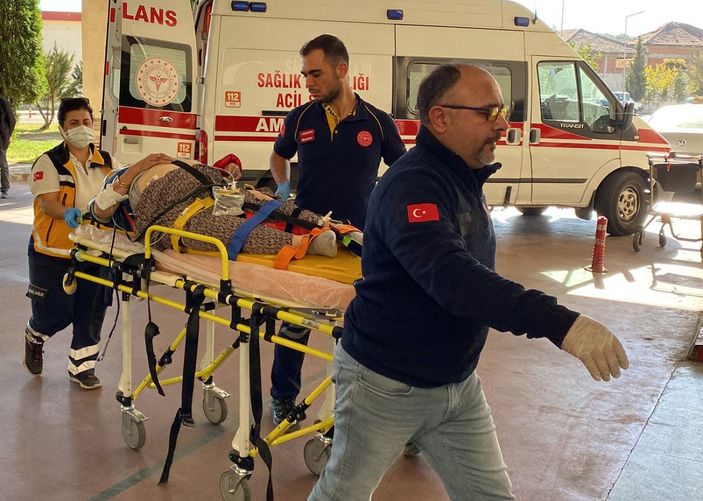 d Manisa'da otomobil, minibüse çarptı: 4 yaralı -6