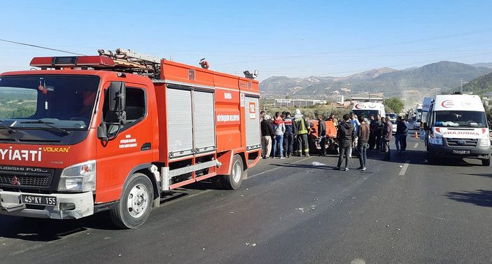 d Manisa'da otomobil, minibüse çarptı: 4 yaralı -4