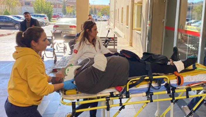 d Manisa'da otomobil, minibüse çarptı: 4 yaralı -8