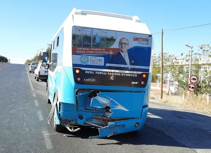 d Manisa'da otomobil, minibüse çarptı: 4 yaralı -7