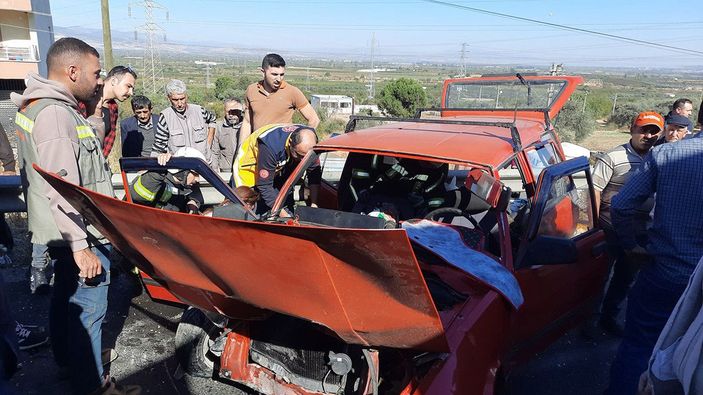 d Manisa'da otomobil, minibüse çarptı: 4 yaralı -2