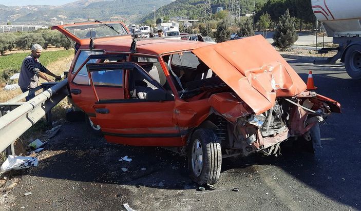 d Manisa'da otomobil, minibüse çarptı: 4 yaralı -3