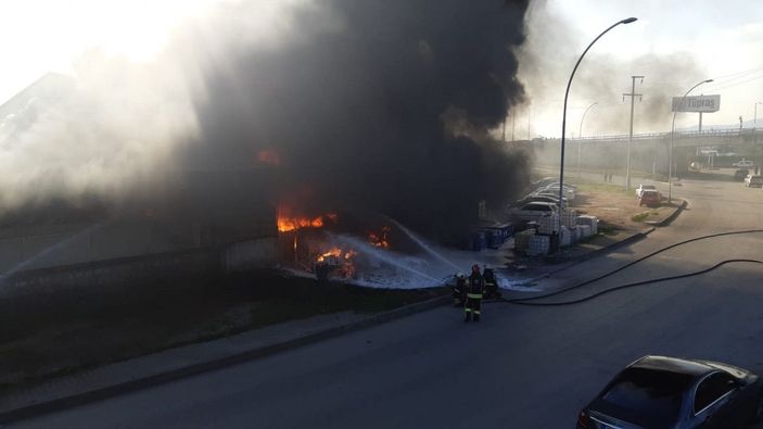 d Kocaeli'de plastik imalathanesinde yangın (1) -1