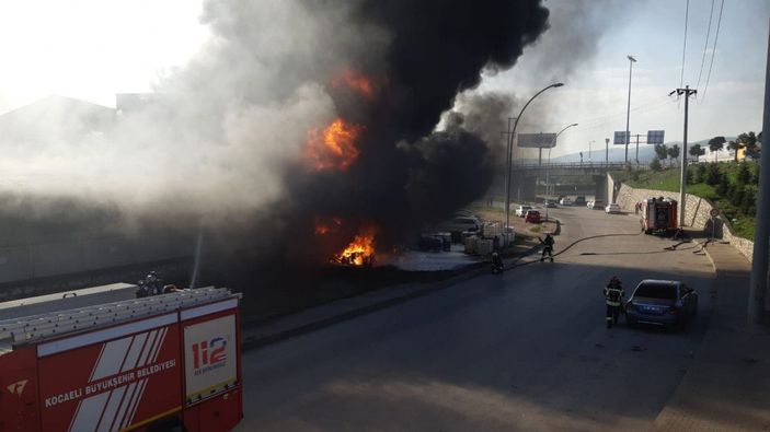 d Kocaeli'de plastik imalathanesinde yangın (1) -5