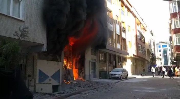 Sultangazi'de iş yeri alev alev yanıyor (1) -2