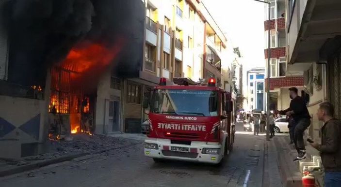 d Sultangazi'de iş yeri alev alev yanıyor (1) -3