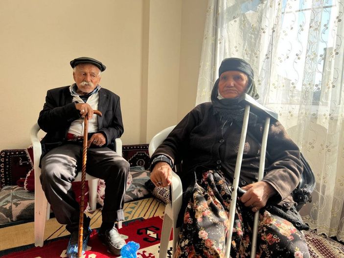 d Ev sahipleri tarafından kapıda bırakılan yaşlı çift, yeni evlerine kavuştu -1