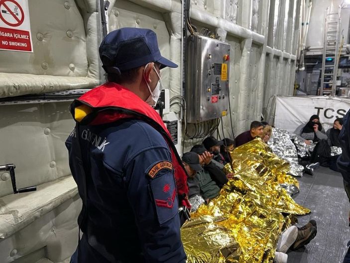 d Kuşadası'nda Yunanistan'ın ittiği 27 göçmen kurtarıldı -1