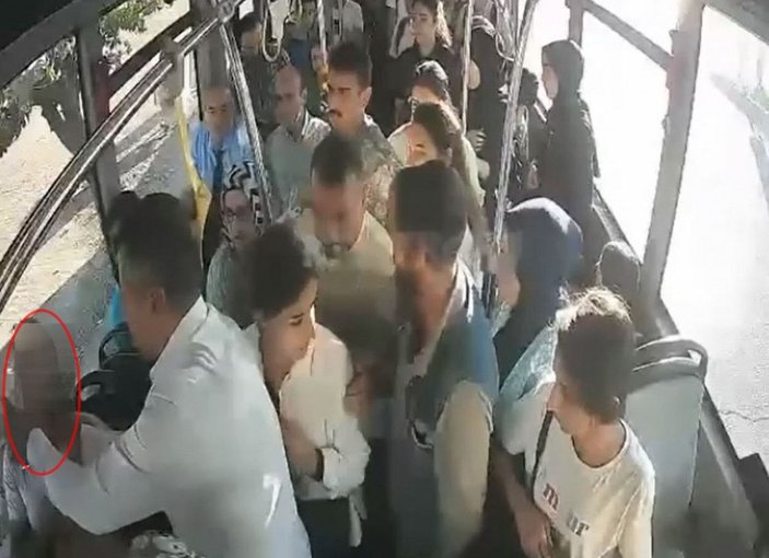 Mardin'de otobüste fenalaşan yolcuyu şoför hastaneye yetiştirdi -2