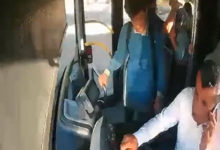 Mardin'de otobüste fenalaşan yolcuyu şoför hastaneye yetiştirdi -3