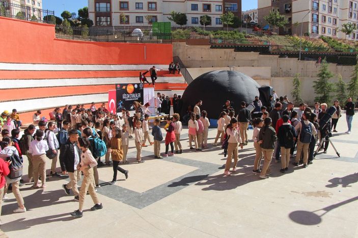 Şırnaklı öğrenciler teleskopla parçalı güneş tutulmasını izledi -9