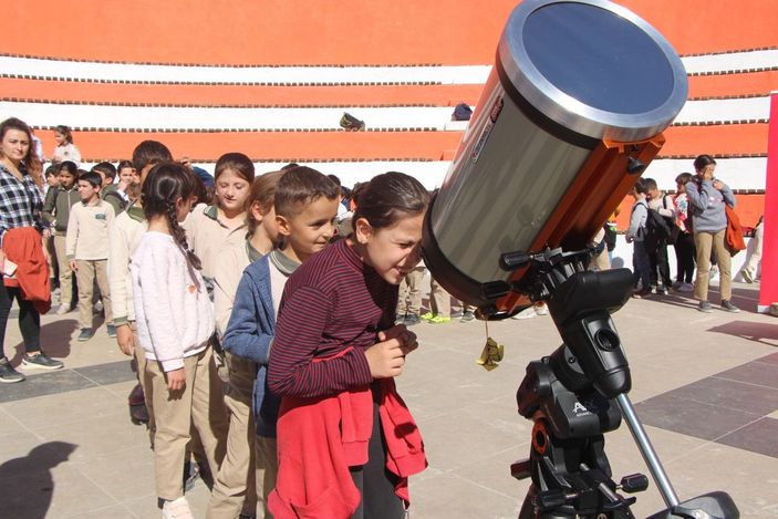 Şırnaklı öğrenciler teleskopla parçalı güneş tutulmasını izledi -1