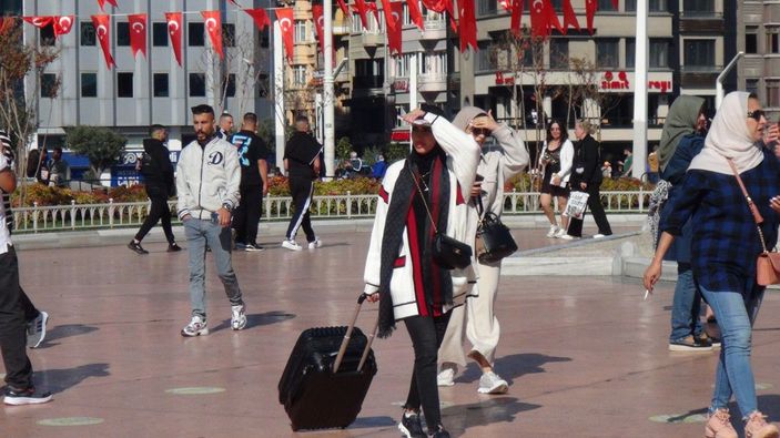 Taksim Meydanı ve Çamlıca Tepesinden güneş tutulmasını izlediler -6