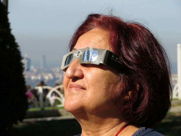 Taksim Meydanı ve Çamlıca Tepesinden güneş tutulmasını izlediler -1