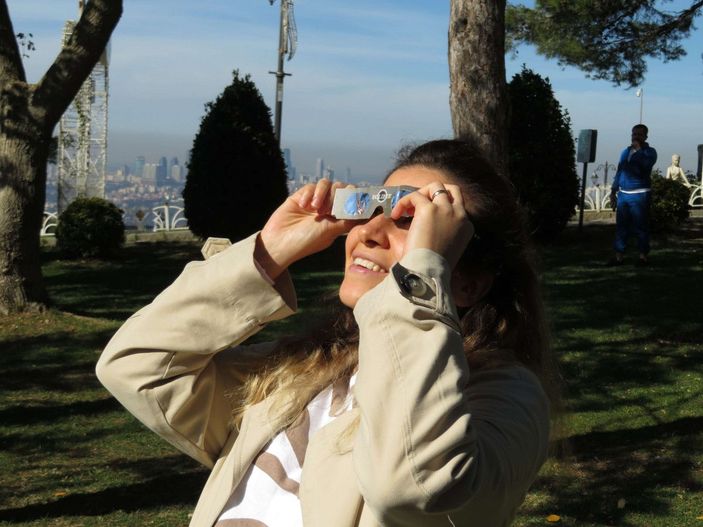 Taksim Meydanı ve Çamlıca Tepesinden güneş tutulmasını izlediler -2