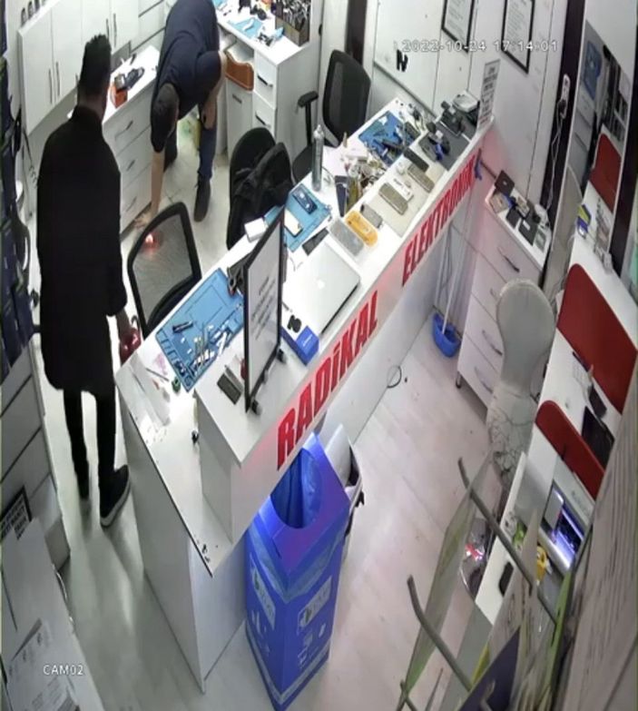 Tamire getirilen telefonun bataryası patladı; o anlar kamerada -5