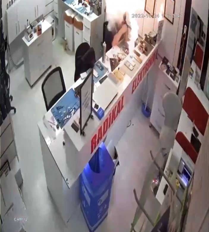 Tamire getirilen telefonun bataryası patladı; o anlar kamerada -2