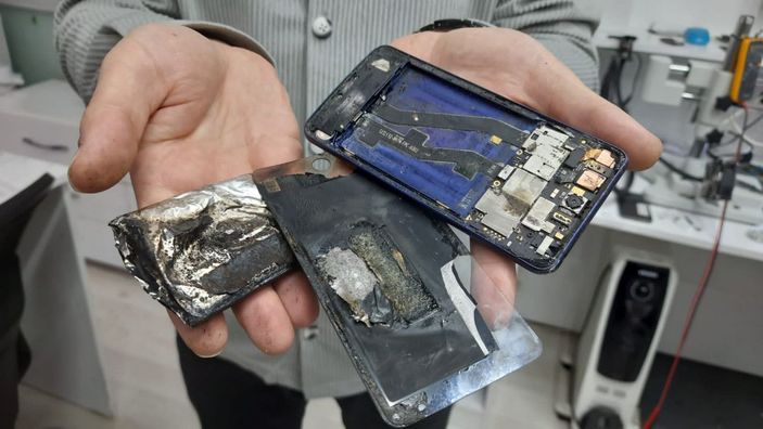 Tamire getirilen telefonun bataryası patladı; o anlar kamerada -7