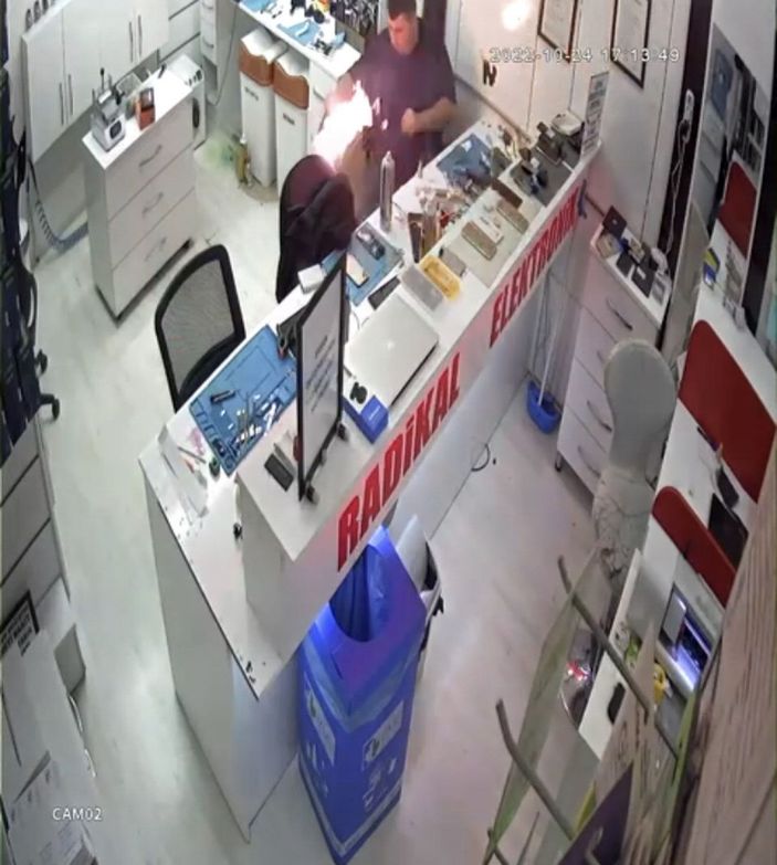 Tamire getirilen telefonun bataryası patladı; o anlar kamerada -3