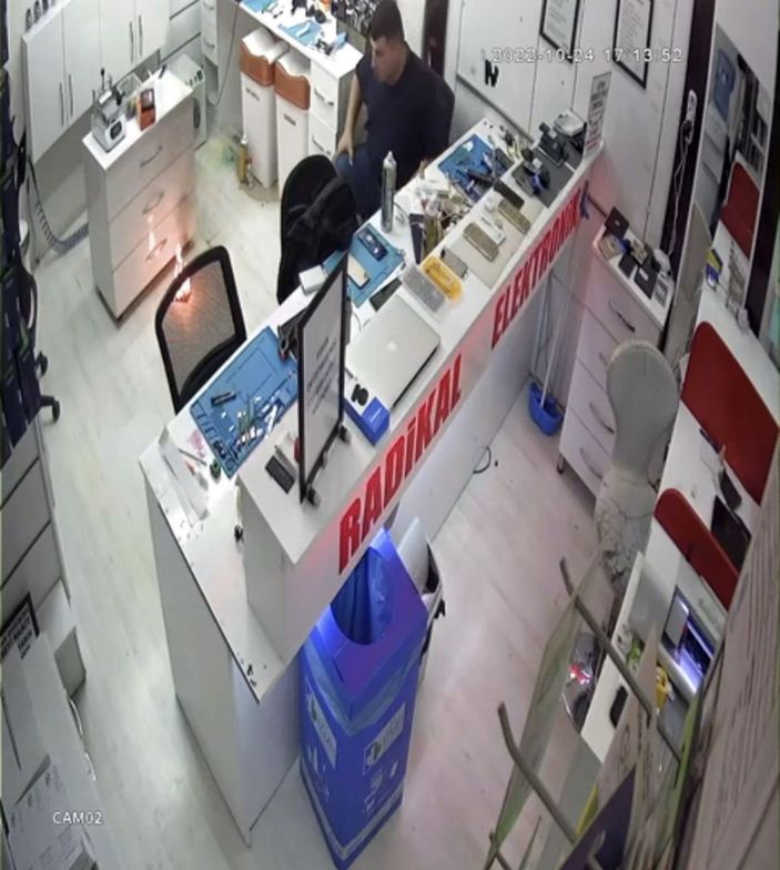 Tamire getirilen telefonun bataryası patladı; o anlar kamerada -4