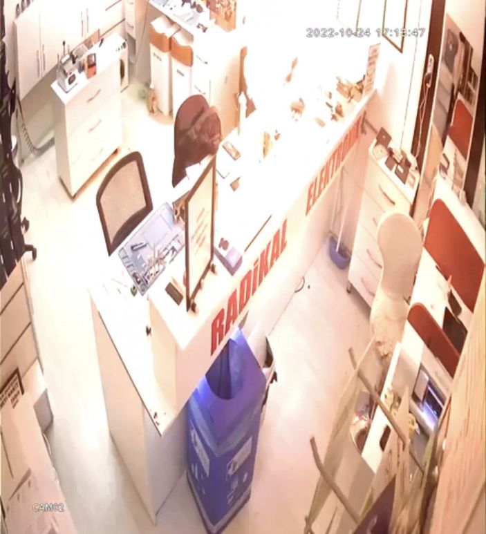 Tamire getirilen telefonun bataryası patladı; o anlar kamerada -1