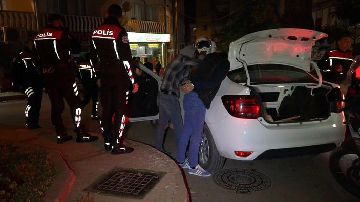 5 kilometre takip edilen şüpheliler uyuşturucuyu yola saçıp, imha etmeye çalıştı -1