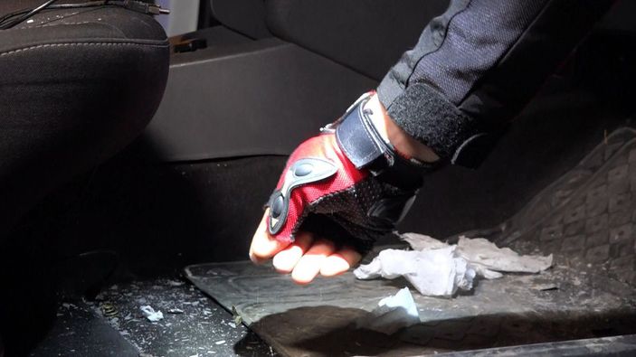 5 kilometre takip edilen şüpheliler uyuşturucuyu yola saçıp, imha etmeye çalıştı -6