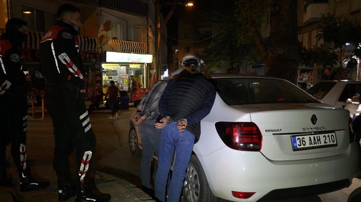 5 kilometre takip edilen şüpheliler uyuşturucuyu yola saçıp, imha etmeye çalıştı -10