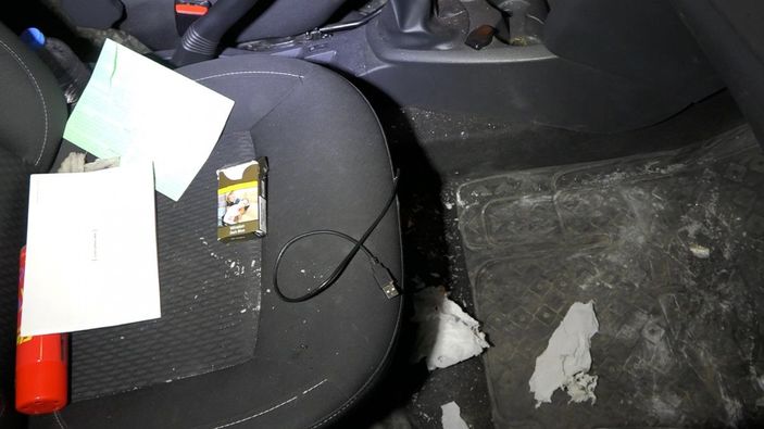 5 kilometre takip edilen şüpheliler uyuşturucuyu yola saçıp, imha etmeye çalıştı -7