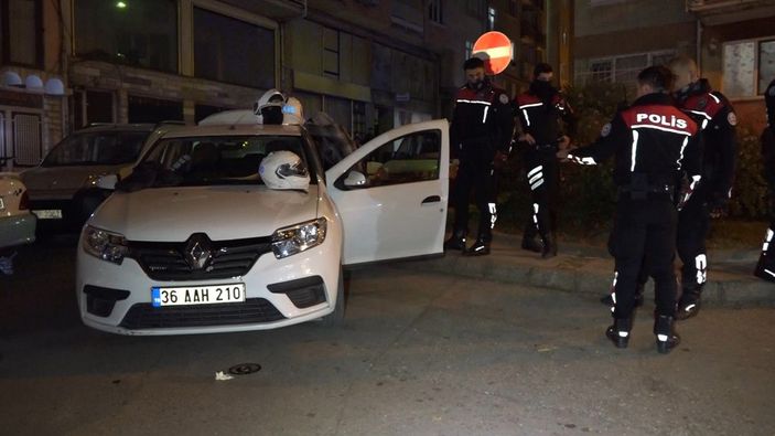 5 kilometre takip edilen şüpheliler uyuşturucuyu yola saçıp, imha etmeye çalıştı -9