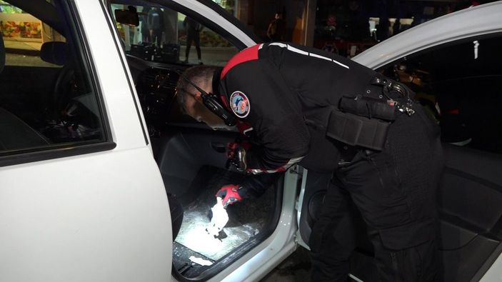 5 kilometre takip edilen şüpheliler uyuşturucuyu yola saçıp, imha etmeye çalıştı -3