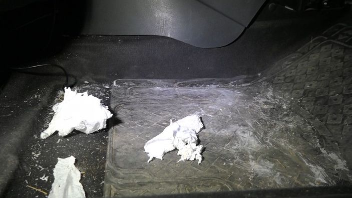 5 kilometre takip edilen şüpheliler uyuşturucuyu yola saçıp, imha etmeye çalıştı -5