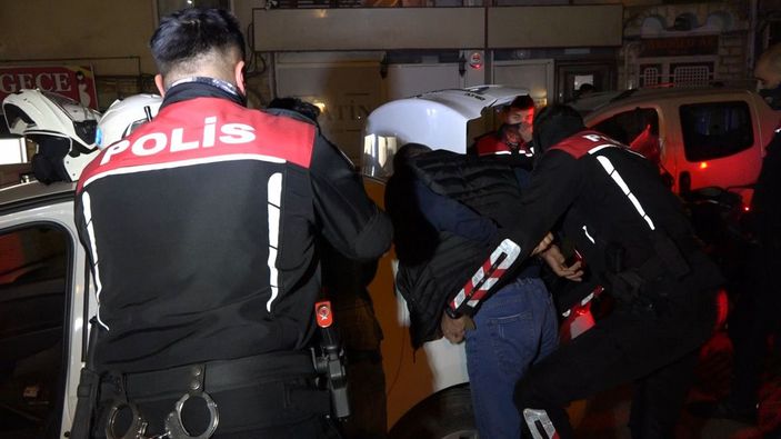 5 kilometre takip edilen şüpheliler uyuşturucuyu yola saçıp, imha etmeye çalıştı -8