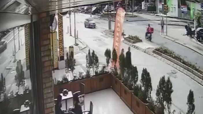 Maltepe’de kırmızı ışıkta dönüş yapan sürücü, motosikletliye çarptı  -1