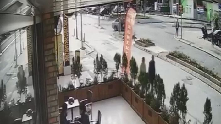 Maltepe’de kırmızı ışıkta dönüş yapan sürücü, motosikletliye çarptı  -3
