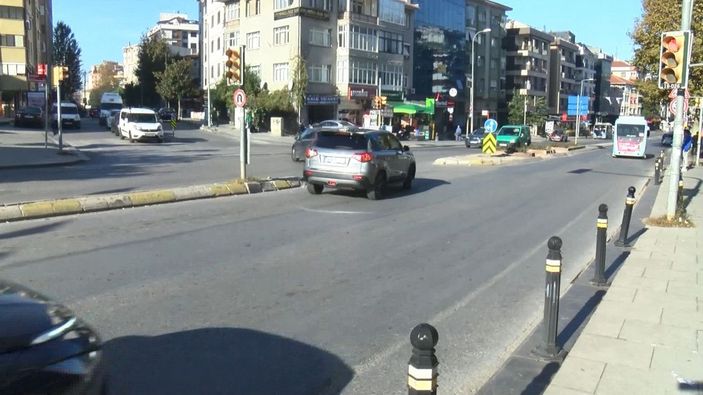 Maltepe’de kırmızı ışıkta dönüş yapan sürücü, motosikletliye çarptı  -9