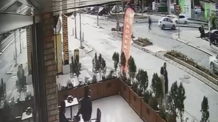 Maltepe’de kırmızı ışıkta dönüş yapan sürücü, motosikletliye çarptı  -5