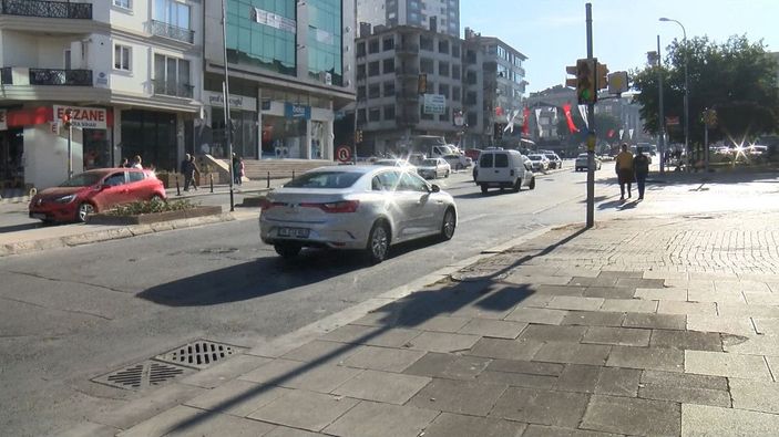 Maltepe’de kırmızı ışıkta dönüş yapan sürücü, motosikletliye çarptı  -8