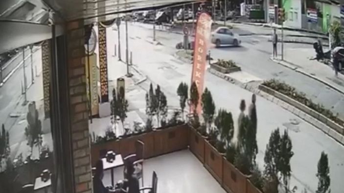 Maltepe’de kırmızı ışıkta dönüş yapan sürücü, motosikletliye çarptı  -4