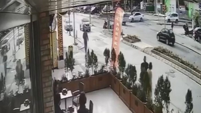Maltepe’de kırmızı ışıkta dönüş yapan sürücü, motosikletliye çarptı  -6