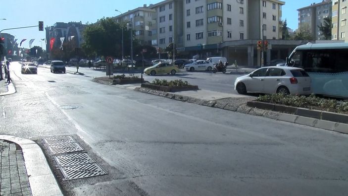 Maltepe’de kırmızı ışıkta dönüş yapan sürücü, motosikletliye çarptı  -7