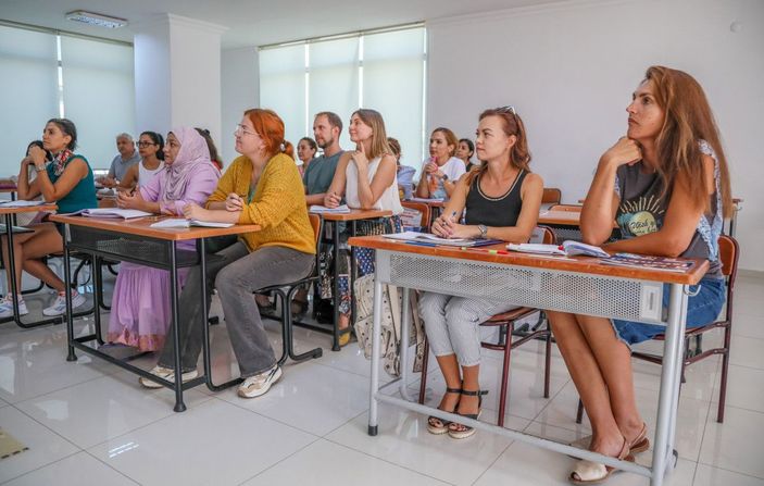 Ruslar ile Ukraynalılar aynı sınıfta Türkçe öğreniyor -8