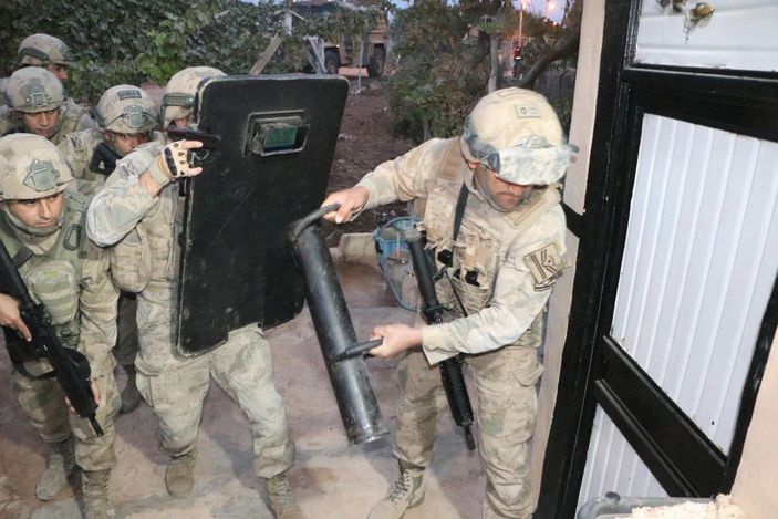 Şanlıurfa'da 63 adrese uyuşturucu baskını: 100'den fazla şüpheli gözaltında -3